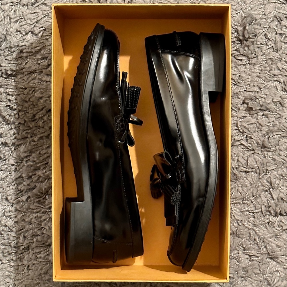 Authentic Tod's “Gomma Ru Laccetto Nappine” black leather Loafers (sz 40) in box